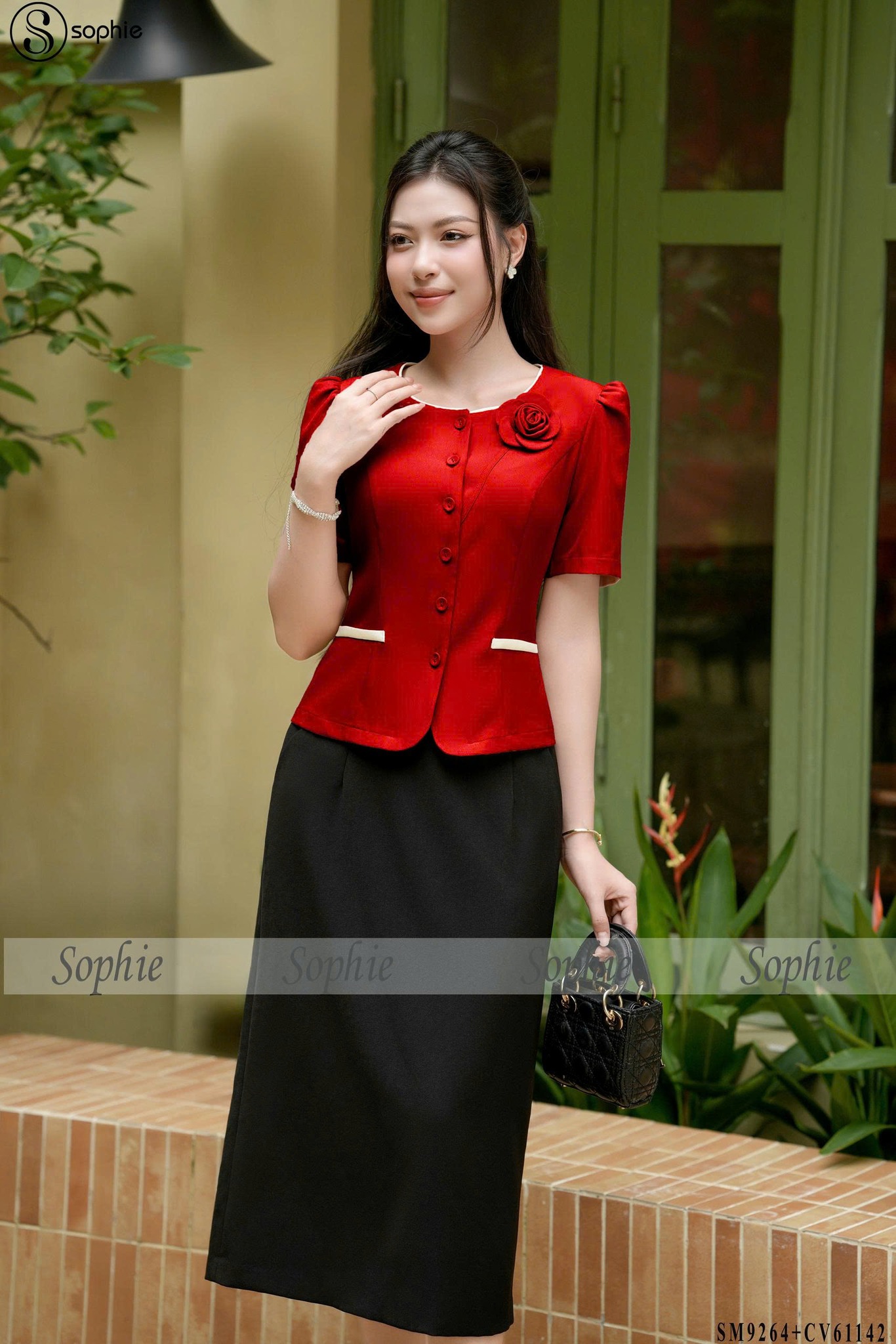 [🆕🇻🇳] Sophie – Thời trang công sở nữ 👕 Top1Fashion 👗  Thêm hoa nở ở bờ vai,
Nét duyên e ấp, khoe hoài chẳng quên
ÁO GIÁ #299K
—
Chi tiết hoa vải tinh xảo trên vai mang lại điểm nhấn mềm mại, sang trọng. Túi  , shares-2✔️ , likes-11❤️️ , date-2025-10-07 22:34:17🇻🇳🇻🇳🇻🇳📰🆕