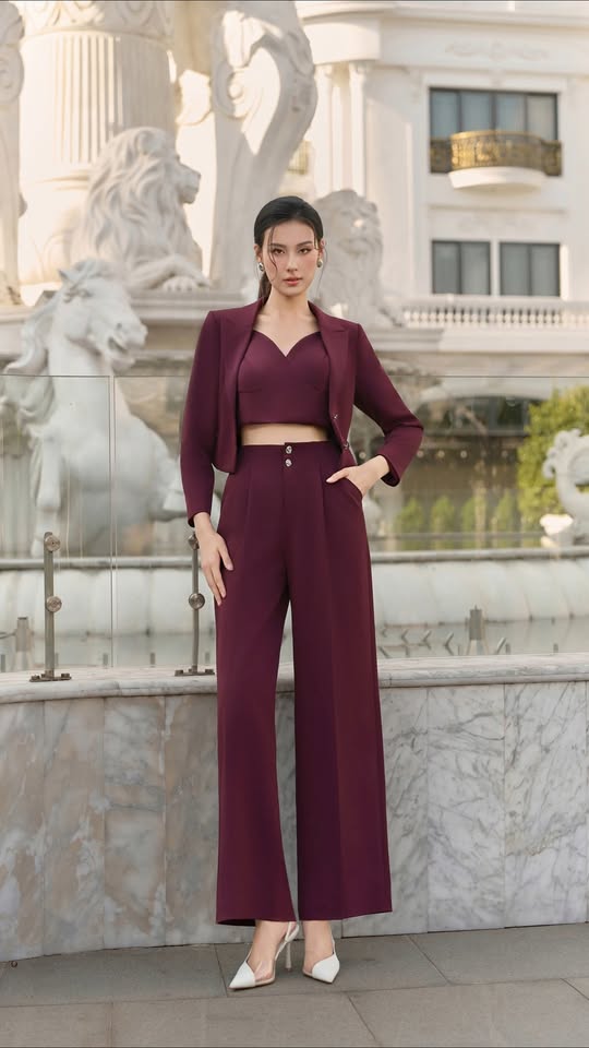 [🆕🇻🇳] Thời trang Emspo 👕 Top1Fashion 👗   Tôn lên phong thái chuẩn quý cô hiện đại với set áo vest phối quần suông thanh lịch, tỏa sáng cùng gam nâu đỏ thời thượng và đầy cuốn hút.Ghé Emspo để  , shares-0✔️ , likes-12❤️️ , date-2025-10-08 02:00:56🇻🇳🇻🇳🇻🇳📰🆕