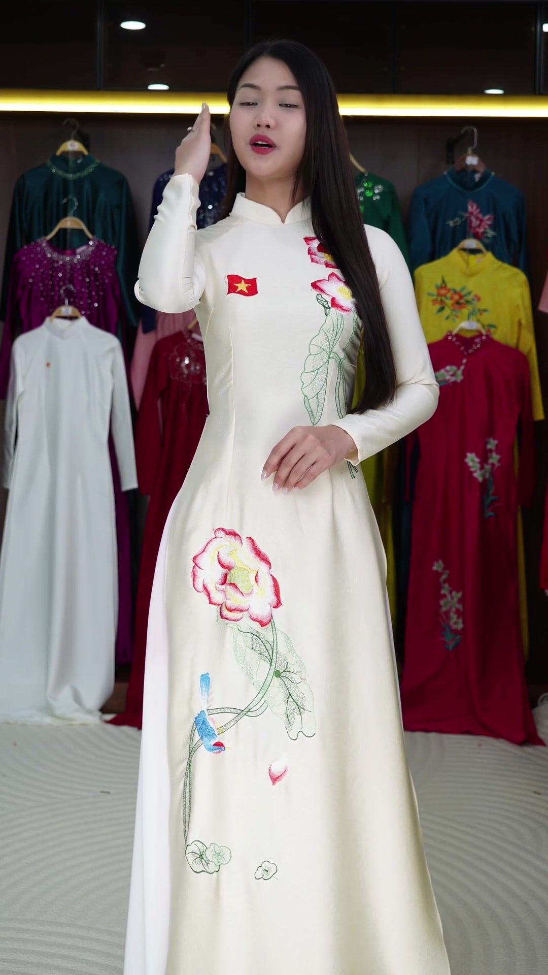 [🆕🇻🇳] Charmilles 👕 Top1Fashion 👗  Chic precisionNgày Thu trong lành, quý cô lựa chọn thiết kế thanh lịch mang đậm tinh thần hiện đại. Áo kiểu dài tay với đường cắt tinh tế, chi tiết cổ kh , shares-1✔️ , likes-20❤️️ , date-2025-10-09 02:59:42🇻🇳🇻🇳🇻🇳📰🆕