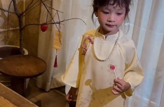 [🆕🇻🇳]  Hogi Kids – chuyên bán buôn bán lẻ các sản phẩm thời trang trẻ em từ 0-6 tuổi 🧑‍🧒❤️️👶⭐️ Loa loa loa !!! Áo dài Uyển Ân
Nhiều mẹ hỏi ảnh thật với cam thường mẫu này quá!!!
Xinh xỉu nha các bác ơi !! Chuẩn tông màu sáng da luôn ạ.
Size 10-40kg , shares-0✔️ , likes-0❤️️ , date-2025-10-13 01:57:43🇻🇳🇻🇳🇻🇳📰🆕