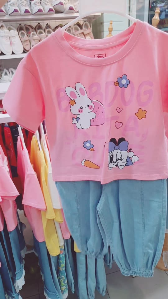 [🆕🇻🇳] Beekids – Quần Áo Trẻ Em & Phụ Kiện – Thời trang trẻ em BEE chuyên về quần áo trẻ em cao cấp cho bé từ 1-14 tuổi 🧑‍🧒❤️️👶⭐️ 1 set áo thun quần jean đẹp con mặc đi học hay đi chơi không chê vào đâu được Mẹ ạ. Áo chất thun cotton 4 chiều mềm mịn phối cùng quần jean denim mềm mại v , shares-0✔️ , likes-3❤️️ , date-2025-10-14 01:08:01🇻🇳🇻🇳🇻🇳📰🆕