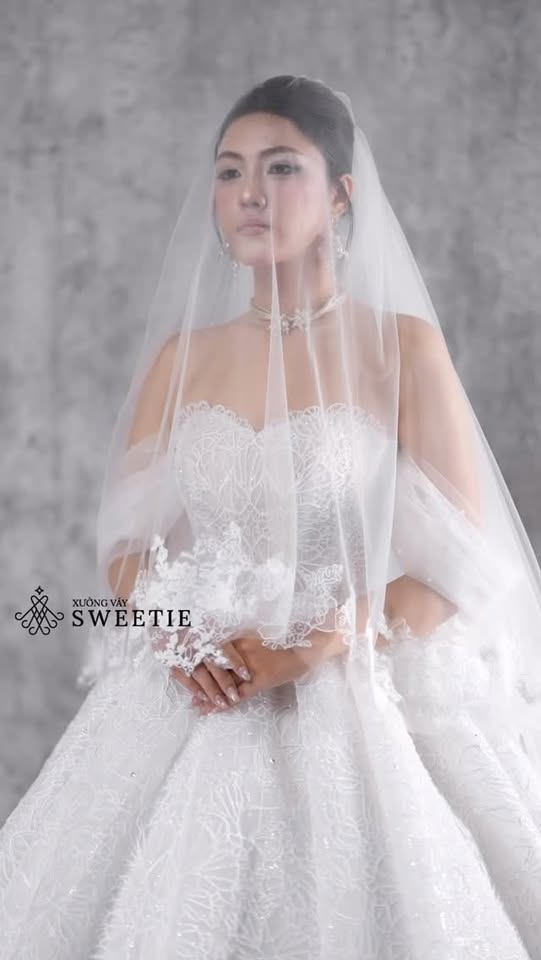 [🆕🇻🇳] Xưởng Váy Sweetie 🤵🏻 Top1Wedding 👰🏻  Hoạ tiết độc đáo, dát nhũ lấp lánh trên nền tulle bồng bềnh như nắng thêu hoa văn bừng sáng trên những đám mây trôi, tạo nên vẻ đẹp rạng ngời, trong trẻo,  , shares-0✔️ , likes-10❤️️ , date-2025-10-19 18:55:14🇻🇳🇻🇳🇻🇳📰🆕