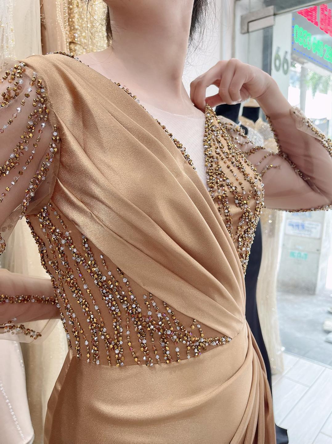 [🆕🇻🇳] Đầm Dạ Hội Trung Niên BiAn 👕 Top1Fashion 👗  Mẫu dạ hội với tông màu nâu đồng Sang Trọng, đính kết Nổi Bật, tay dài Lịch Sự, form xếp nhúm che khuyết điểm rất tốt, mẫu đang có sẵn tại tiệm: 66 Hồ V , shares-0✔️ , likes-18❤️️ , date-2025-10-13 05:21:09🇻🇳🇻🇳🇻🇳📰🆕