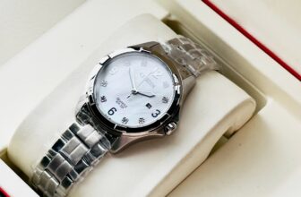 [🆕🇻🇳] Mộc VNXK Quận 9 HCM – Cửa hàng quần áo 👕 Top1Fashion 👗   #3300kCitizennnnn EU6080-58D for Lady
Với tone trắng chủ đạo, mặt số trảm khay ánh xà cừ Đan xen cùng các cọc số đính hạt sang trọngSize 34mm
Made , shares-0✔️ , likes-0❤️️ , date-2025-10-16 01:17:01🇻🇳🇻🇳🇻🇳📰🆕