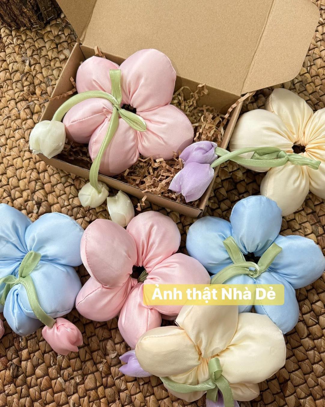 [🆕🇻🇳] Nhà Hạt Dẻ – Thời trang Trẻ em và Gia đình 😎❤️️⭐️ QUÀ TẶNG 20/10 sắp cho khak mà thấy xinh quá lun phải chụp vội 1 hộpTừ hôm có bông hoa đeo đi làm đi tơi là được hỏi thăm nhìu lắm. MẸ và BÉ đều dùng đư , shares-0✔️ , likes-3❤️️ , date-2025-10-20 01:33:12🇻🇳🇻🇳🇻🇳📰🆕