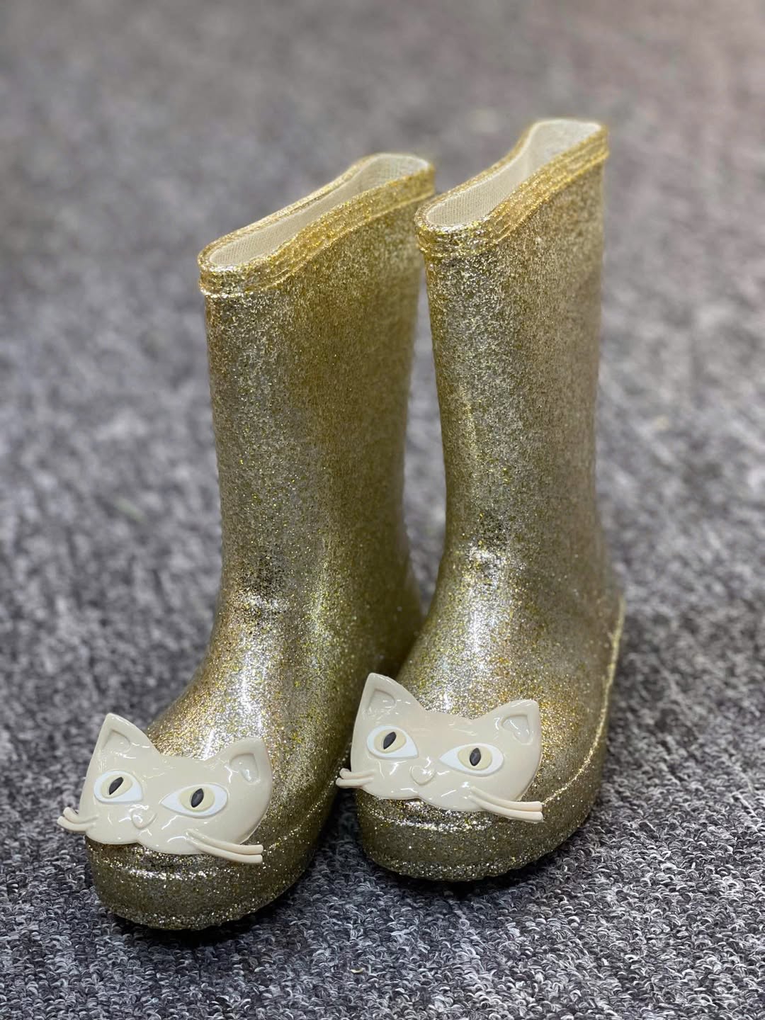 [🆕🇻🇳] 3ceshop- chuyên giày và đồ bơi phụ kiện cho bé 🧑‍🧒❤️️👶⭐️  Mưa ư? Vẫn phải thật lấp lánh!  Giày ủng Mini Melissa Mèo Kim Tuyến vàng chanh siêu sang chảnh. Bé thỏa sức nhảy nhót dưới mưa mà không lo ướt chân. Thiết , shares-0✔️ , likes-0❤️️ , date-2025-10-23 22:30:05🇻🇳🇻🇳🇻🇳📰🆕