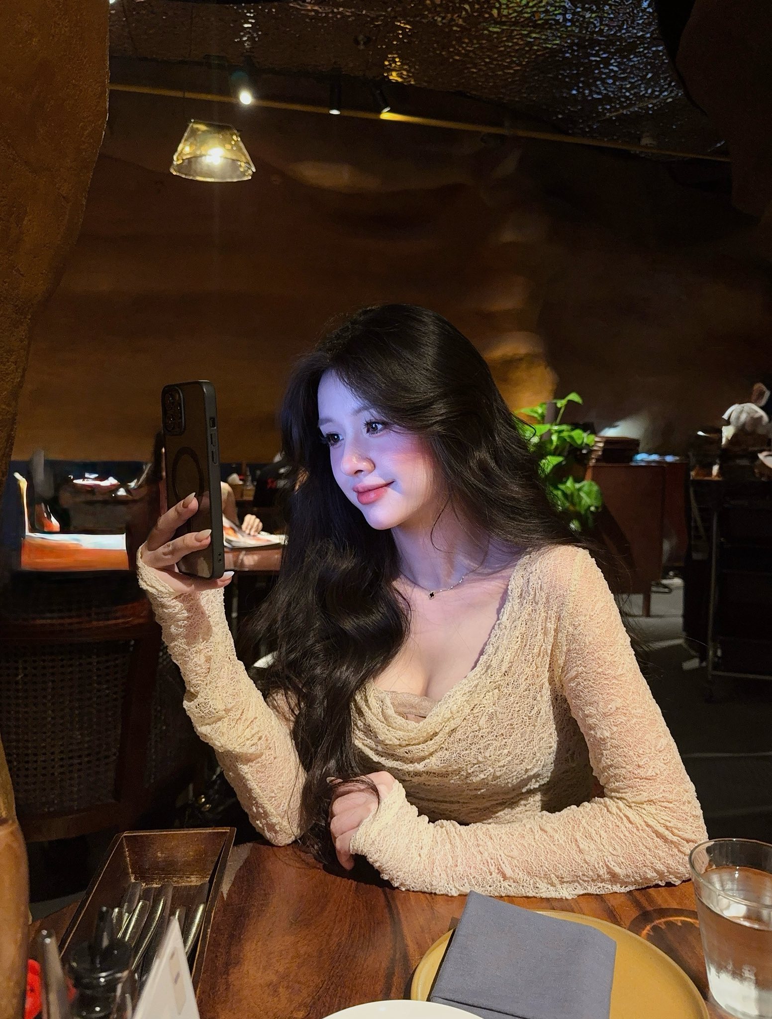 [🆕🇻🇳] Di Closet – Cửa hàng quần áo nữ 👕 Top1Fashion 👗  “𝘽𝙧𝙞𝙙𝙖𝙡 𝙂𝙡𝙤𝙬” – 𝘾𝙤̂ 𝙙𝙖̂𝙪 𝙩𝙧𝙤𝙣𝙜 𝙩𝙧𝙚̉𝙤, 𝙠𝙞𝙚̂𝙪 𝙠𝙮̀ 𝙫𝙖̀ 𝙙𝙖̂̀𝙮 𝙘𝙪𝙤̂́𝙣 𝙝𝙪́𝙩.
Một lớp nền căng bóng tự nhiên, tone cam nâu ấm áp – tất cả tạo nên vẻ đẹp tinh tế n , shares-1✔️ , likes-2❤️️ , date-2025-10-17 02:00:28🇻🇳🇻🇳🇻🇳📰🆕