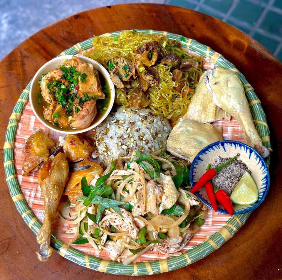 [🆕🇻🇳] CÀ MÈN – Đặc sản quê hương Quảng Trị 🍔 Top1Food 🍜 Chủ nhật rồi, ghé Mèn mần vài món ngon nhé anh chị ơiiii!

Hôm ni Mèn có:
 GÀ TA QUÊ MIỀNG:
– Mẹt gà 6 món
– Gà bóp rau răm
– Bánh ướt gà kho ném
 MỒI NGON , shares-0✔️ , likes-6❤️️ , date-2025-10-19 16:59:10🇻🇳🇻🇳🇻🇳📰🆕