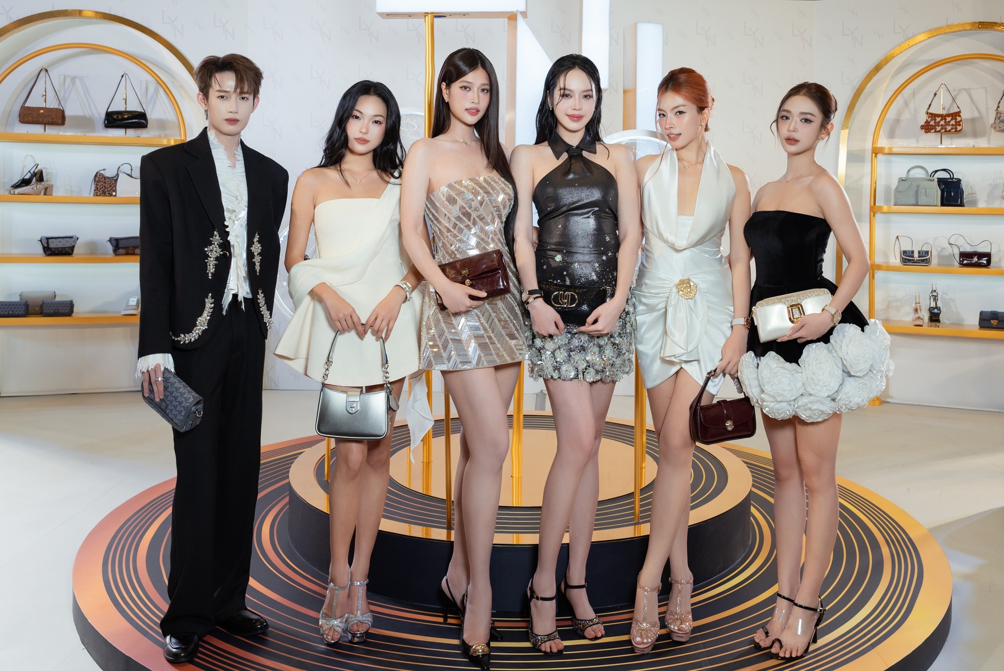 [🆕🇻🇳] LYN – điểm đến mua sắm các phụ kiện thời trang túi xách và giày dép hàng đầu hiện nay 👕 Top1Fashion 👗   ĐÊM TIỆC RA MẮT BST ĐÔNG 2025 TỪ LYN – NƠI DÀN SAO VIỆT CÙNG TỎA SÁNG 
Khởi động mùa lễ hội rực rỡ, tối 18/10 tại AEON MALL Bình Tân, LYN chính thức ra mắ , shares-10✔️ , likes-238❤️️ , date-2025-10-21 03:20:17🇻🇳🇻🇳🇻🇳📰🆕