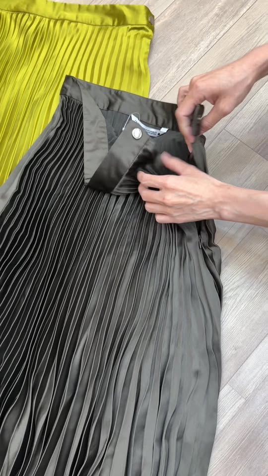 [🆕🇻🇳] Zaness Hàng Xuất Khẩu – Chuyên hàng hiệu xuất khẩu 👕 Top1Fashion 👗  PLEATED SATIN SKIRT , chân váy lụa xếp ly hai màu siêu sang – thanh lịch – XS S MĐỊA CHỈ: 128/22 Bành Văn Trân, Phường Bảy Hiền, Quận Tân Bình, Tp.HCM , shares-0✔️ , likes-2❤️️ , date-2025-10-16 01:17:18🇻🇳🇻🇳🇻🇳📰🆕