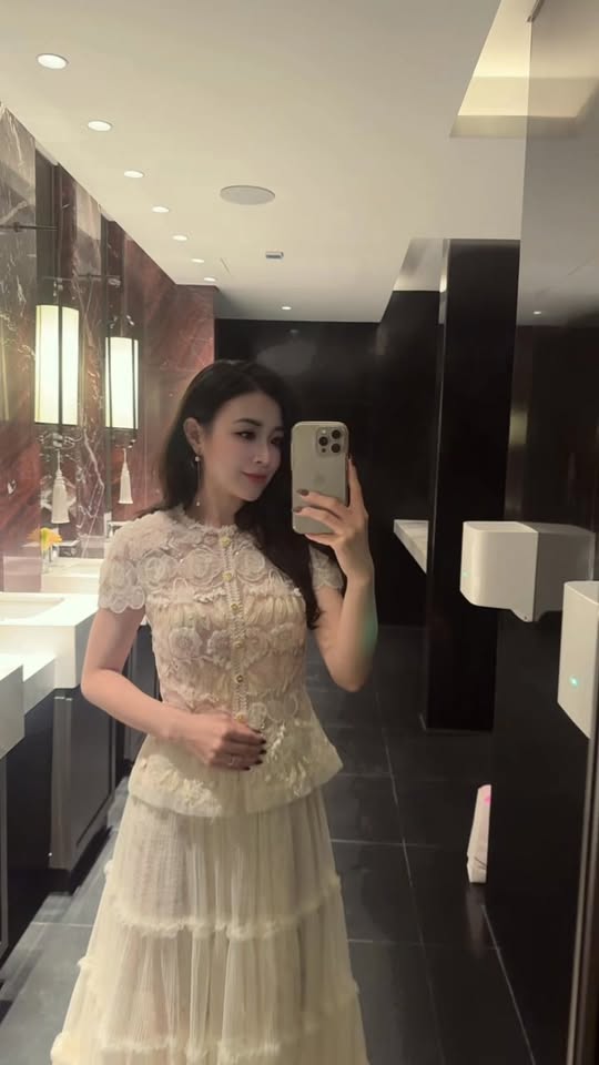 [🆕🇻🇳] CATHERINE – Thiết kế vô cùng tinh tế, tỉ mỉ trong từng chi tiết 👕 Top1Fashion 👗   𝐂𝐚𝐭𝐡𝐞𝐫𝐢𝐧𝐞 𝐏𝐫𝐞𝐦𝐢𝐮𝐦  | TRI ÂN 20.10
𝐂𝐎𝐌𝐁𝐎 𝟑 𝐒𝐀̉𝐍 𝐏𝐇𝐀̂̉𝐌 = 𝟗𝟗𝟗𝐊
Thiết kế sang trọng, quý phái mang đến cho phái đẹp vẻ rạng ngời, quyến rũ nhưng cũng hết  , shares-0✔️ , likes-1❤️️ , date-2025-10-20 17:02:40🇻🇳🇻🇳🇻🇳📰🆕