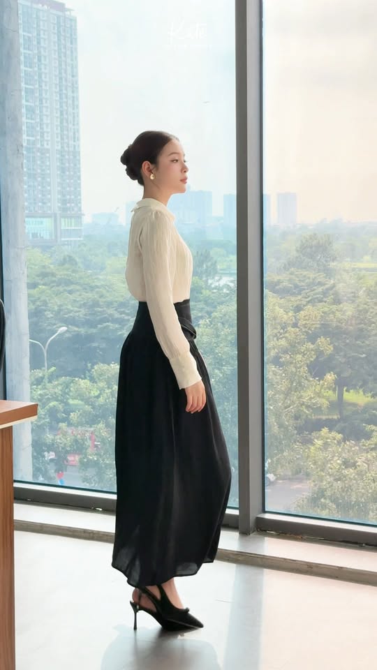 [🆕🇻🇳] Kate By Linh Nguyen – Kim Mã 😎❤️️⭐️ Sơ mi Mori & Chân váy Lucas
Bắt đầu ngày mới với vẻ ngoài thanh lịch, nhẹ nhàng mà vẫn cuốn hút. Sự kết hợp giữa Mori shirt và Lucas skirt mang đến cho nàn , shares-0✔️ , likes-0❤️️ , date-2025-10-21 16:45:09🇻🇳🇻🇳🇻🇳📰🆕