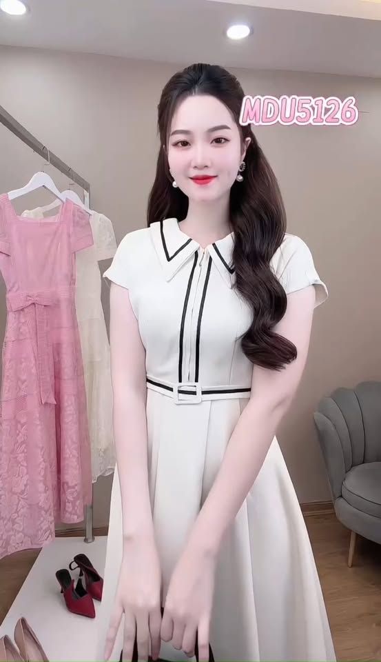 [🆕🇻🇳] VQLady Store 👕 Top1Fashion 👗  MDU5126Chất vải mango ý mềm mịn, đứng dáng vừa phải. Thiết kế dáng xòe dài, tùng váy xếp ly nhẹ giúp di chuyển thướt tha. Màu kem trang nhã phối viền đen , shares-0✔️ , likes-16❤️️ , date-2025-10-26 22:01:15🇻🇳🇻🇳🇻🇳📰🆕
