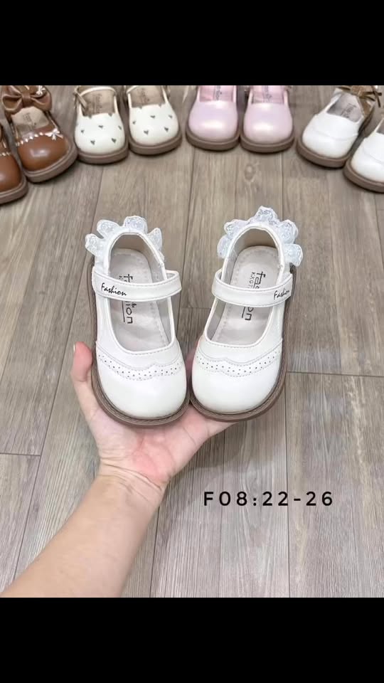 [🆕🇻🇳] NHÀ GẠO chuyên quần áo giày dép mũ phụ kiện trẻ em 🧑‍🧒❤️️👶⭐️ Omg
Đẹp Xinh Yêu  quá Chừng Các Ní ơi!!
Giày Búp Bê Công Chúa
Ta nói là nó siêu Sang Chảnh đó ạh
Size: 22-26 (full box)
#NhaGao #SANDAL #GIÀY , shares-0✔️ , likes-1❤️️ , date-2025-10-23 21:24:12🇻🇳🇻🇳🇻🇳📰🆕