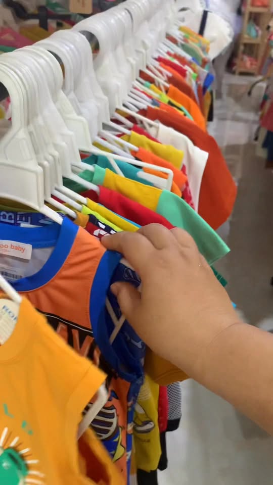 [🆕🇻🇳]  Momi Care – Siêu thị mẹ và bé Phú Mỹ 🧑‍🧒❤️️👶⭐️ Shop em vẫn còn sale lớn nha Mom ơiDẫn bé ra lựa đồ chơi và đồ dùng học tập đi ạ , shares-0✔️ , likes-7❤️️ , date-2025-10-18 17:32:02🇻🇳🇻🇳🇻🇳📰🆕