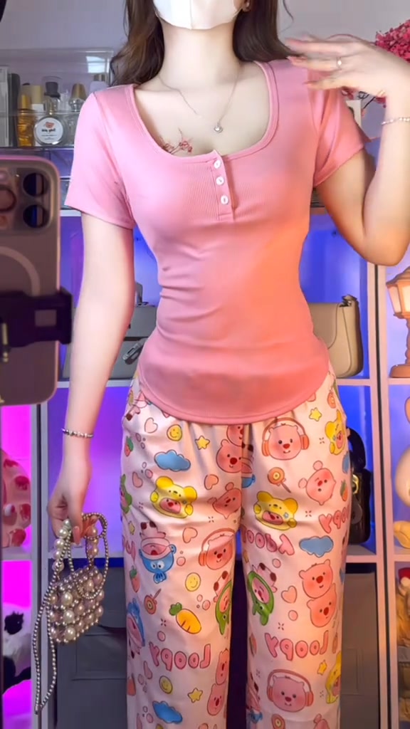 [🆕🇻🇳] 3ceshop- chuyên giày và đồ bơi phụ kiện cho bé 🧑‍🧒❤️️👶⭐️  Mưa ư? Vẫn phải thật lấp lánh!  Giày ủng Mini Melissa Mèo Kim Tuyến vàng chanh siêu sang chảnh. Bé thỏa sức nhảy nhót dưới mưa mà không lo ướt chân. Thiết , shares-0✔️ , likes-0❤️️ , date-2025-10-23 22:30:05🇻🇳🇻🇳🇻🇳📰🆕