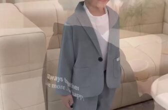 [🆕🇻🇳]  PAPALEMON_THỜI TRANG BÉ YÊU 🧑‍🧒❤️️👶⭐️ 𝐒𝐄𝐓 𝐕𝐄𝐒𝐓 𝐍𝐇𝐔𝐍𝐆 𝐂𝐇𝐄́𝐎 𝐈𝐍 𝐂𝐇𝐔̛̃
Chất liệu nhung chéo mịn, mềm mại và cực kỳ thoải mái khi mặc
Thiết kế áo khoác vest phối túi, điểm nhấn in chữ sau lưng áo , shares-0✔️ , likes-0❤️️ , date-2025-10-24 22:22:45🇻🇳🇻🇳🇻🇳📰🆕