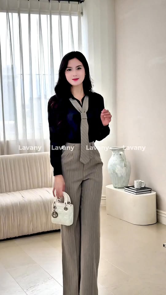 [🆕🇻🇳] Lavany 👕 Top1Fashion 👗  Tone màu trung tính, form dáng chuẩn tôn vóc dáng giúp nàng ghi điểm ngay từ ánh nhìn đầu tiên. Inbox LAVANY ngay~ , shares-0✔️ , likes-4❤️️ , date-2025-10-26 02:00:14🇻🇳🇻🇳🇻🇳📰🆕