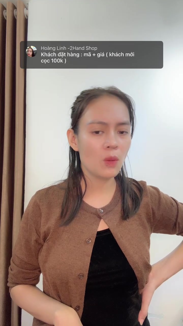 [🆕🇻🇳] LINH LEE – Áo quần thiết kế, hàng xuất dư 👕 Top1Fashion 👗  KHĂN DẠ VUÔNG
Họa tiết tinh tế, thanh lịch, sang trọng, trang nhã.
Chất liệu: Chất dạ mềm mịn.
Kích thước: 140 x 140 cm
#K23
CHÍNH SÁCH MUA HÀNG ONLINE:
Ư , shares-0✔️ , likes-2❤️️ , date-2025-10-26 19:30:37🇻🇳🇻🇳🇻🇳📰🆕