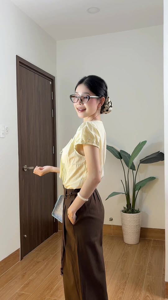 [🆕🇻🇳] Thoi trang Trali 👕 Top1Fashion 👗  **𝐄𝐋𝐄𝐆𝐀𝐍𝐓 𝐂𝐇𝐀𝐑𝐌 𝐈𝐍 𝐖𝐇𝐈𝐓𝐄**Khi mùa thu về, một chiếc áo vest cổ sen đính cúc ánh kim trong bộ sưu tập của TRALI không chỉ là trang phục, mà còn là biểu tư , shares-1✔️ , likes-115❤️️ , date-2025-10-25 22:00:20🇻🇳🇻🇳🇻🇳📰🆕