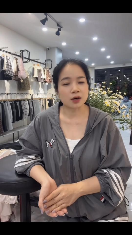 [🆕🇻🇳] Mẹ và Bé Lào Cai – Bống Xinh 135 Quy Hoá 🧑‍🧒❤️️👶⭐️ LƯU Ý CHO BÉ IU NGÀY GIAO MÙA NHA BA MẸ
#bongxinh135
#ThoiTrangTreEm #ThoiTrangChoBeYeu #ShopBongXinh #135QuyHoa #HangQuangChauChoBe #DoDepChoBe #DoTreEmQu , shares-0✔️ , likes-1❤️️ , date-2025-10-23 14:30:22🇻🇳🇻🇳🇻🇳📰🆕