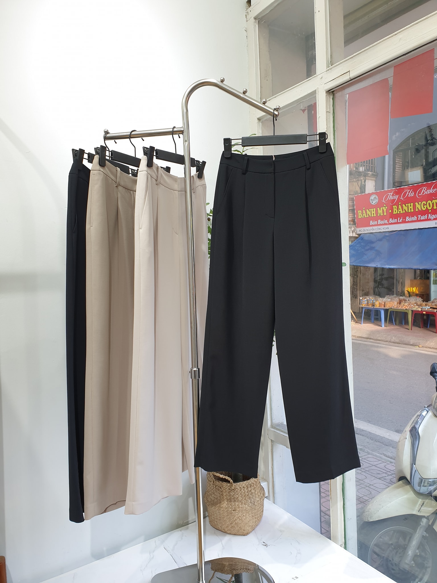 [🆕🇻🇳] EU – STORE 👕 Top1Fashion 👗  Quần suông SUP xuất Hàn siêu đẹp
Hàng date mới, số lượng vài chiếc
Vải tây rất đẹp, k nhăn nhàu
Size 55 ( cạp 70 ), 66 ( cạp 74cm ), cạp cao
4 màu :  , shares-0✔️ , likes-5❤️️ , date-2025-10-20 22:16:02🇻🇳🇻🇳🇻🇳📰🆕