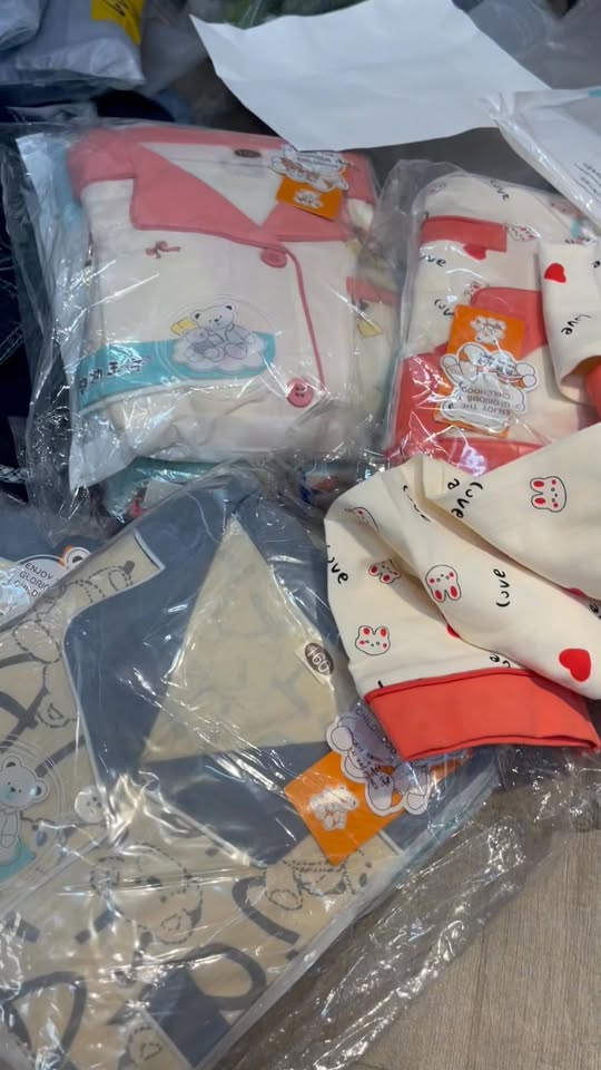 [🆕🇻🇳] KIDS MODE – Thời trang trẻ em cao cấp 🧑‍🧒❤️️👶⭐️ Bộ pizama size đại
Chất đẹp xúc xắc lun ạ.
Hàng đại mẹ minhon cũng bon chen đc nha
P/s: Cái giọng e quay từ video 1 tuần trx nay vẫn như vịt đực. Hức hức , shares-0✔️ , likes-2❤️️ , date-2025-10-26 18:13:47🇻🇳🇻🇳🇻🇳📰🆕