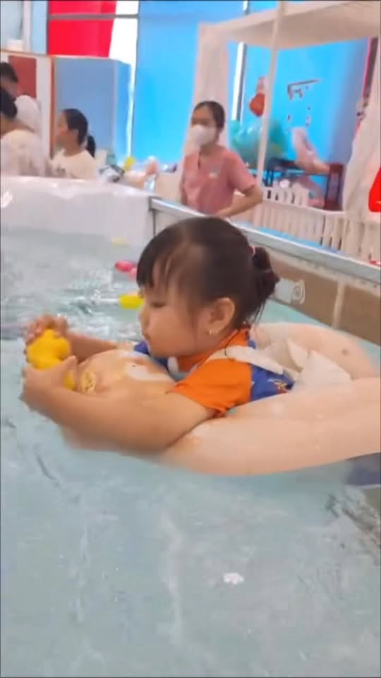 [🆕🇻🇳] Baby Care – Bé Vui Khoẻ, Mẹ An Tâm 🧑‍🧒❤️️👶⭐️ Bé Mầm vui tung tăng trong làn nước ấm
Cười tít mắt, vẫy tay tung bọt trắng tinh khôi
Nhìn con thoải mái, ba mẹ cũng vui lâyMỗi buổi bơi thuỷ liệu là  , shares-0✔️ , likes-0❤️️ , date-2025-10-19 04:55:14🇻🇳🇻🇳🇻🇳📰🆕
