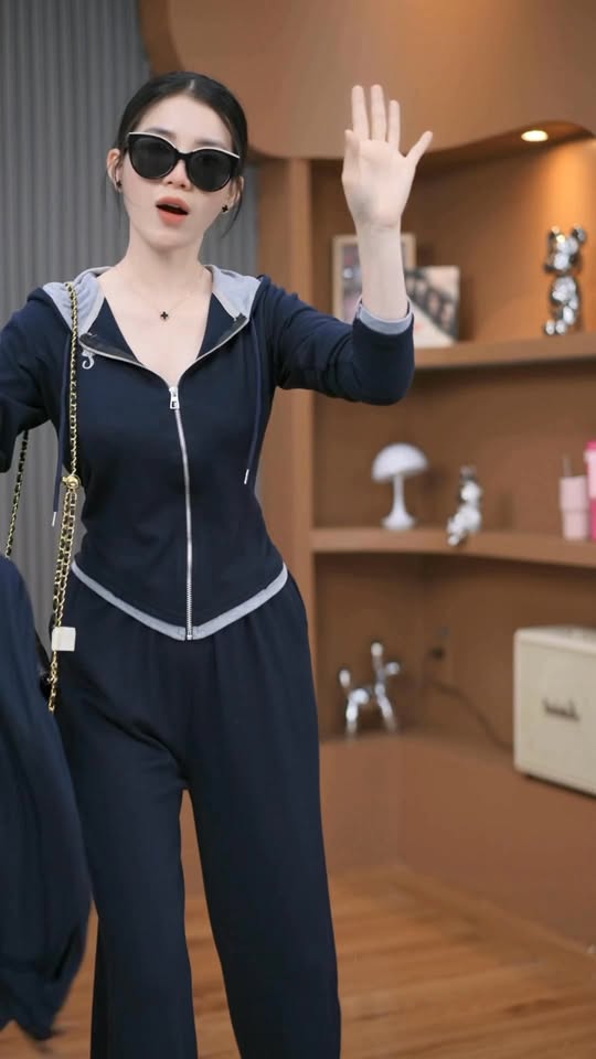 [🆕🇻🇳] THẢO LÊ Boutique 👕 Top1Fashion 👗  Mưa gió lạnh lẻo tặng luôn cho ce sét này mặc siêu sướngggggg- form siêu đẹp
#245 tặng nhanh #199 luônE còn 9 xuất thôi ạ  , shares-0✔️ , likes-110❤️️ , date-2025-10-28 01:26:37🇻🇳🇻🇳🇻🇳📰🆕