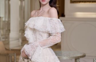 [🆕🇻🇳] Delicate Quần áo (Thương hiệu) 👕 Top1Fashion 👗  The customer looks absolutely beautiful and graceful in the Minzy dress design. Discover this piece in Delicate’s latest collection.𝐎𝐟𝐟𝐢𝐜𝐢𝐚𝐥 𝐬𝐭𝐨𝐫𝐞: No. 4 , shares-19✔️ , likes-555❤️️ , date-2025-10-23 23:15:35🇻🇳🇻🇳🇻🇳📰🆕