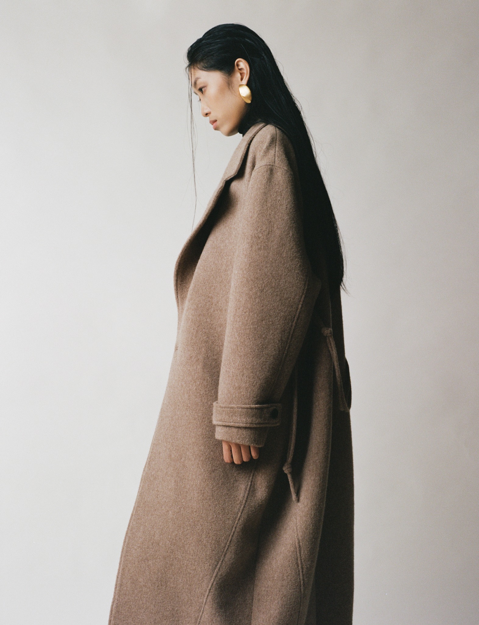 [🆕🇻🇳] Subtle Le Nguyen 👕 Top1Fashion 👗  Wool Oval Overcoat – Sự cân bằng giữa hình khối và chất liệu.
Được làm từ len cao cấp với bề mặt mềm mại và kết cấu tự nhiên, chiếc áo khoác mang đến cảm g , shares-2✔️ , likes-19❤️️ , date-2025-10-23 21:33:28🇻🇳🇻🇳🇻🇳📰🆕