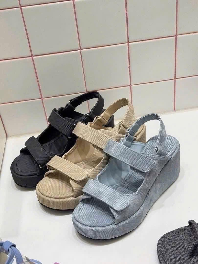 [🆕🇻🇳] Mẹ Ku Win – Quần áo và Phụ kiện Korea cao cấp Mẹ và Bé 🧑‍🧒❤️️👶⭐️ E mua e mang nên e gom nha các chị
Đôi này e có màu đen rồi nay e mua thêm nude, cực dễ mix đồ mà lên chân đẹp dáng lắm
size từ 35 đến 401050k hén  , shares-0✔️ , likes-1❤️️ , date-2025-10-22 02:52:39🇻🇳🇻🇳🇻🇳📰🆕