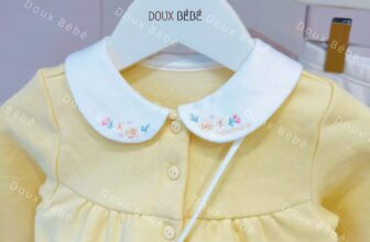 [🆕🇻🇳]  Doux Bébé – Chuyên sỉ lẻ thời trang trẻ em 🧑‍🧒❤️️👶⭐️ Set xinh còn kèm phụ kiện, cục bông đeo chéo kia là túi xách thiệt đó nhoaaaaCổ tròn thêu hoa xinh thế kia cơ mà  từng cái cúc cũng đẹp nữa, đặc biệt là , shares-2✔️ , likes-12❤️️ , date-2025-10-24 22:48:35🇻🇳🇻🇳🇻🇳📰🆕