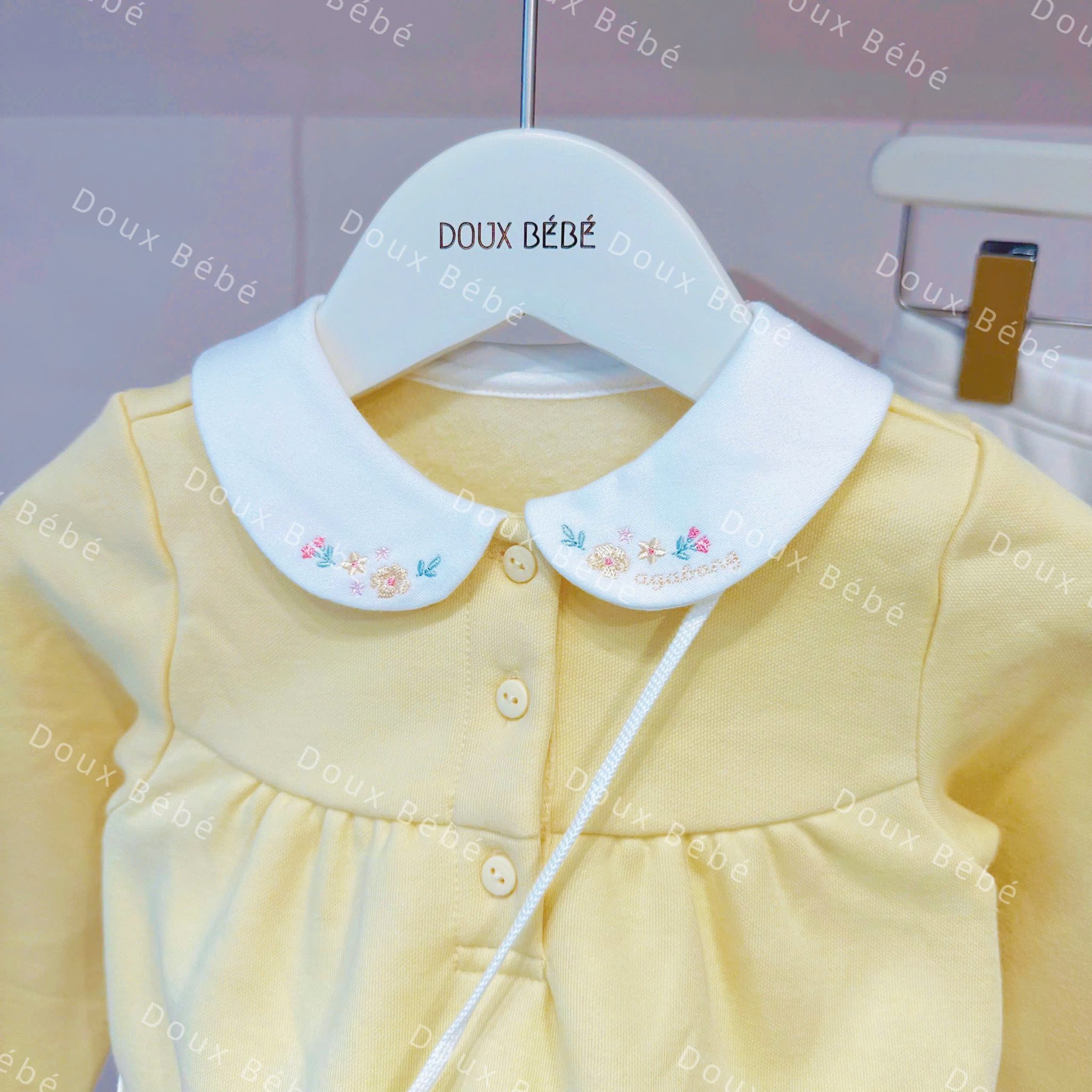 [🆕🇻🇳]  Doux Bébé – Chuyên sỉ lẻ thời trang trẻ em 🧑‍🧒❤️️👶⭐️ Set xinh còn kèm phụ kiện, cục bông đeo chéo kia là túi xách thiệt đó nhoaaaaCổ tròn thêu hoa xinh thế kia cơ mà  từng cái cúc cũng đẹp nữa, đặc biệt là , shares-2✔️ , likes-12❤️️ , date-2025-10-24 22:48:35🇻🇳🇻🇳🇻🇳📰🆕