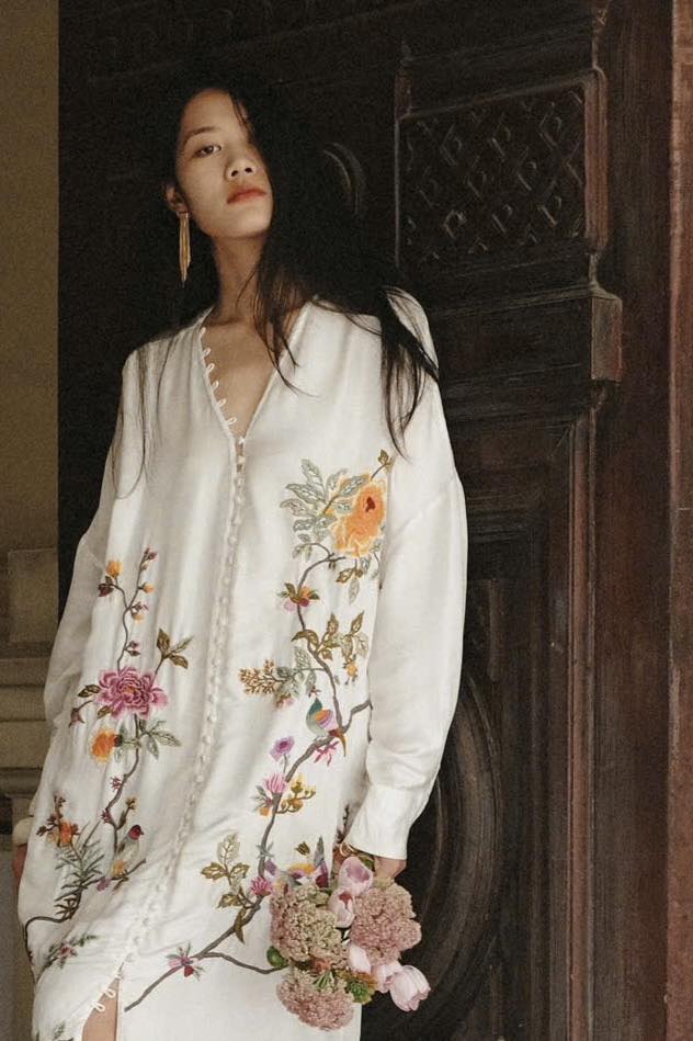 [🆕🇻🇳] Huulala  thương hiệu thời trang thêu tay hàng đầu Việt Nam 👕 Top1Fashion 👗  Sắc trắng và những đường thêu tay dệt nên vẻ đẹp không tuổi cho đầm lụa Thượng Uyển.#Huulala #HandEmbroidery #SlowFashion #VietnamLocalBrand #TheElegantW , shares-2✔️ , likes-52❤️️ , date-2025-10-23 03:18:41🇻🇳🇻🇳🇻🇳📰🆕