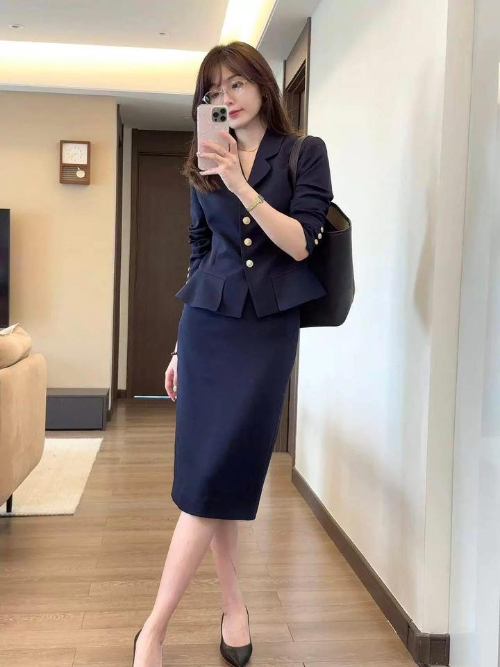 [🆕🇻🇳] Ceci May – Thời trang thiết kế 👕 Top1Fashion 👗   Thanh lịch chuẩn phong thái quý cô hiện đại
Set vest xanh navy thiết kế dáng peplum tôn eo, phối chân váy bút chì ôm nhẹ – vừa kín đáo, vừa quyến rũ.
Chấ , shares-1✔️ , likes-3❤️️ , date-2025-10-29 00:12:11🇻🇳🇻🇳🇻🇳📰🆕