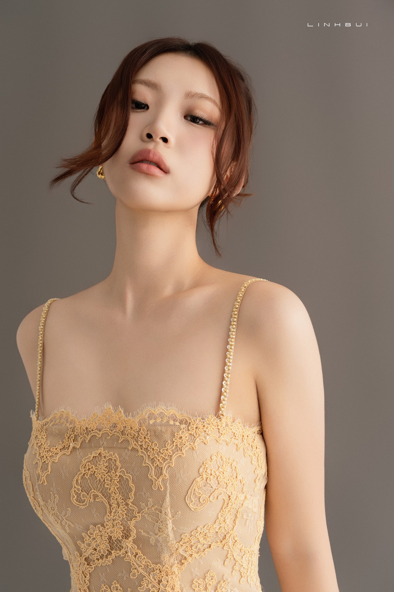 [🆕🇻🇳] LINH BUI Quần áo (Thương hiệu)  👕 Top1Fashion 👗  Hai thiết kế ren vàng mang hai sắc thái khác nhau của chất liệu ren mà LINH BUI luôn hướng tới.
Chiếc váy tay dài với phần eo được xử lý tinh tế gợi nên vẻ , shares-2✔️ , likes-17❤️️ , date-2025-10-29 16:50:36🇻🇳🇻🇳🇻🇳📰🆕