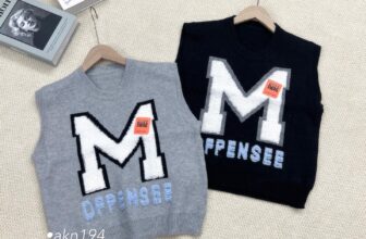 [🆕🇻🇳] MYS Fashion – Chuyên Phân Phối Quần Áo Giá Sỉ 👕 Top1Fashion 👗  Em sẵn ạ
Gile len chữ M siêu đẹp các ty nha
Len dầy mềm, chữ thêu xù nổi sịn sò lắm ạ#195k _freeshipAkn194
, shares-0✔️ , likes-0❤️️ , date-2025-10-27 22:46:56🇻🇳🇻🇳🇻🇳📰🆕