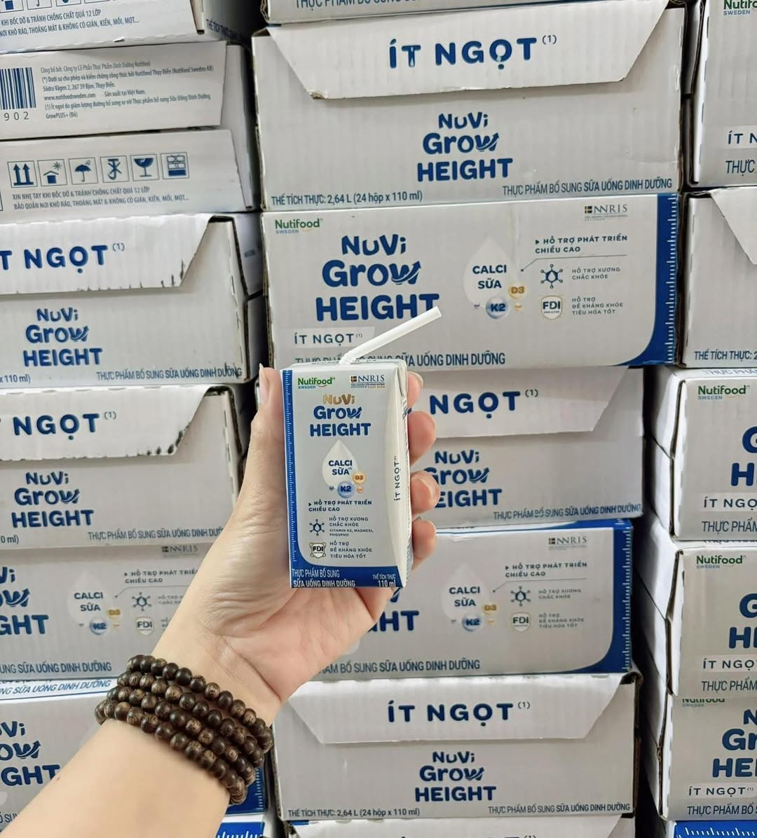 [🆕🇻🇳]  PAPALEMON_THỜI TRANG BÉ YÊU 🧑‍🧒❤️️👶⭐️ 𝐒𝐄𝐓 𝐕𝐄𝐒𝐓 𝐍𝐇𝐔𝐍𝐆 𝐂𝐇𝐄́𝐎 𝐈𝐍 𝐂𝐇𝐔̛̃
Chất liệu nhung chéo mịn, mềm mại và cực kỳ thoải mái khi mặc
Thiết kế áo khoác vest phối túi, điểm nhấn in chữ sau lưng áo , shares-0✔️ , likes-0❤️️ , date-2025-10-24 22:22:45🇻🇳🇻🇳🇻🇳📰🆕