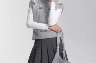 [🆕🇻🇳] Nhà Zipbi-Chuyên sỉ lẻ Quần áo Xuất Dư cho bé, Cambodia,HM,Gap 🧑‍🧒❤️️👶⭐️ Ngọt ngào, đơn giản mà cuốn hút.
Áo len lông xù phối áo cổ cao trắng, mix cùng chân váy xếp ly thanh lịch— nhẹ nhàng, tinh tế, chuẩn vibe “soft girl” cho n , shares-0✔️ , likes-0❤️️ , date-2025-10-28 02:02:23🇻🇳🇻🇳🇻🇳📰🆕