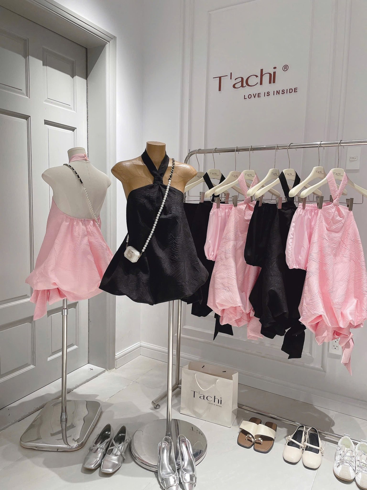 [🆕🇻🇳] Pea.storee 𝐓𝐢𝐞̣̂𝐦 𝐐𝐮𝐚̂̀𝐧 𝐀́𝐨 𝐍𝐮̛̃  👕 Top1Fashion 👗  ĐẦM CỔ YẾM PHỒNG BÍ XOÈ NƠ CỘT
HÔNG (KÈM QUẦN RỜI) 352
Màu: HỒNG ĐEN
SIZE SM
255k
, shares-0✔️ , likes-0❤️️ , date-2025-10-27 22:37:52🇻🇳🇻🇳🇻🇳📰🆕