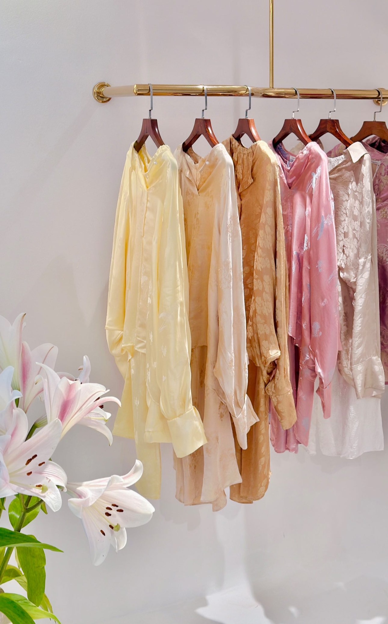 [🆕🇻🇳] LAMY design 👕 Top1Fashion 👗   Khi lụa tơ tằm chạm vào ánh nắng, từng sợi óng ánh như mang theo hơi thở của mùa mới…Những set quần áo lụa tơ tằm mới nhất nhà Lamy là sự hòa quyện giữa , shares-0✔️ , likes-7❤️️ , date-2025-10-28 17:21:44🇻🇳🇻🇳🇻🇳📰🆕