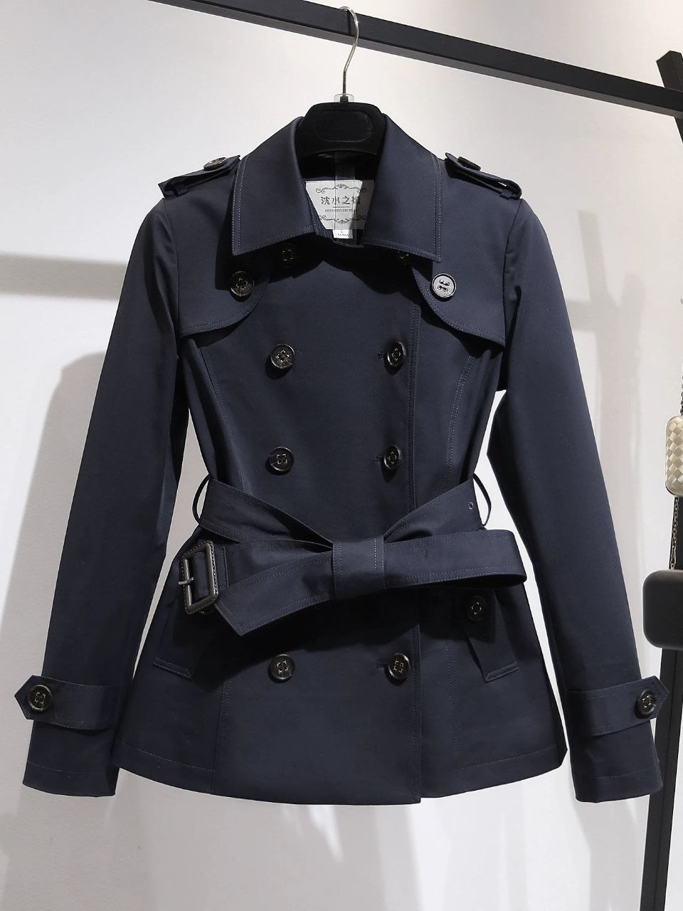 [🆕🇻🇳] May By May Dress Thời trang thiết kế – Sản xuất tại Việt Nam 👕 Top1Fashion 👗   Timeless elegance, effortless confidence.
Áo măng tô dáng ngắn – thiết kế cổ điển với hàng khuy đôi và dây đai thắt eo tôn dáng, mang lại nét thời thượng , shares-0✔️ , likes-2❤️️ , date-2025-10-29 15:53:13🇻🇳🇻🇳🇻🇳📰🆕