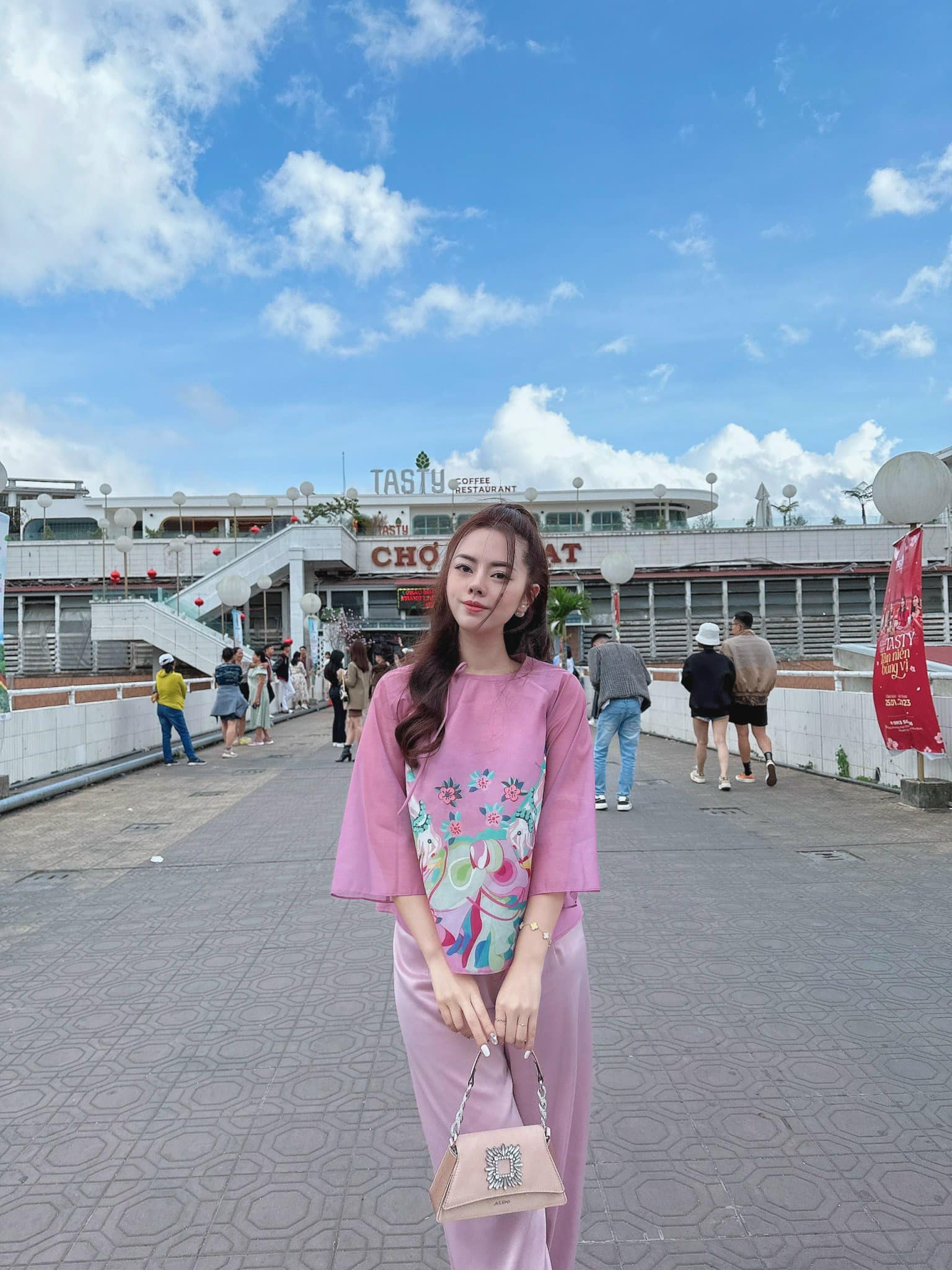 [🆕🇻🇳] Áo Dài Lian – Nét Đẹp Truyền Thống 👕 Top1Fashion 👗  Bắt kịp Xu Hướng một cách Tinh Tế nhưng vẫn giữ được nét Cổ Điển “vượt thời gian”, Nàng không thể bỏ qua bản phối thanh lịch mới đến từ Lian.
Size : S M L  , shares-0✔️ , likes-0❤️️ , date-2024-12-17 07:07:45🇻🇳🇻🇳🇻🇳📰🆕