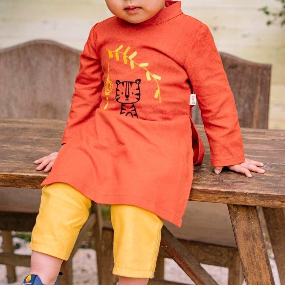 [🆕🇻🇳] Com’s house Cửa hàng quần áo sơ sinh & trẻ em 🧑‍🧒❤️️👶⭐️ Áo dài thêu cho bé Sơn Lâm
Hai màu dễ mặc dễ mix, nhà có 2 bé mặc đôi là xinh phải biết luôn ạ!
Chất liệu: Vải linen mềm mại kết hợp họa tiết thêu độc quy , shares-0✔️ , likes-3❤️️ , date-2022-12-16 20:57:18🇻🇳🇻🇳🇻🇳📰🆕