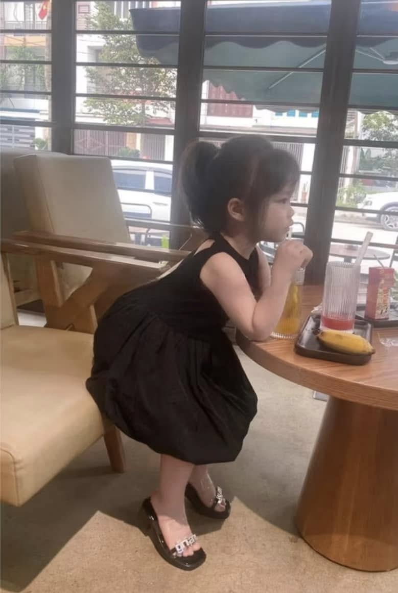 [🆕🇻🇳] Xoaibaby Kids 🧑‍🧒❤️️👶⭐️ Xả Kho thu hồi vốn chỉ #129k/đôi #FEESHIP (miễn ship) cao gót bé gái gắn đá hàng QC
sz25-34
, shares-4✔️ , likes-235❤️️ , date-2025-01-09 23:08:06🇻🇳🇻🇳🇻🇳📰🆕