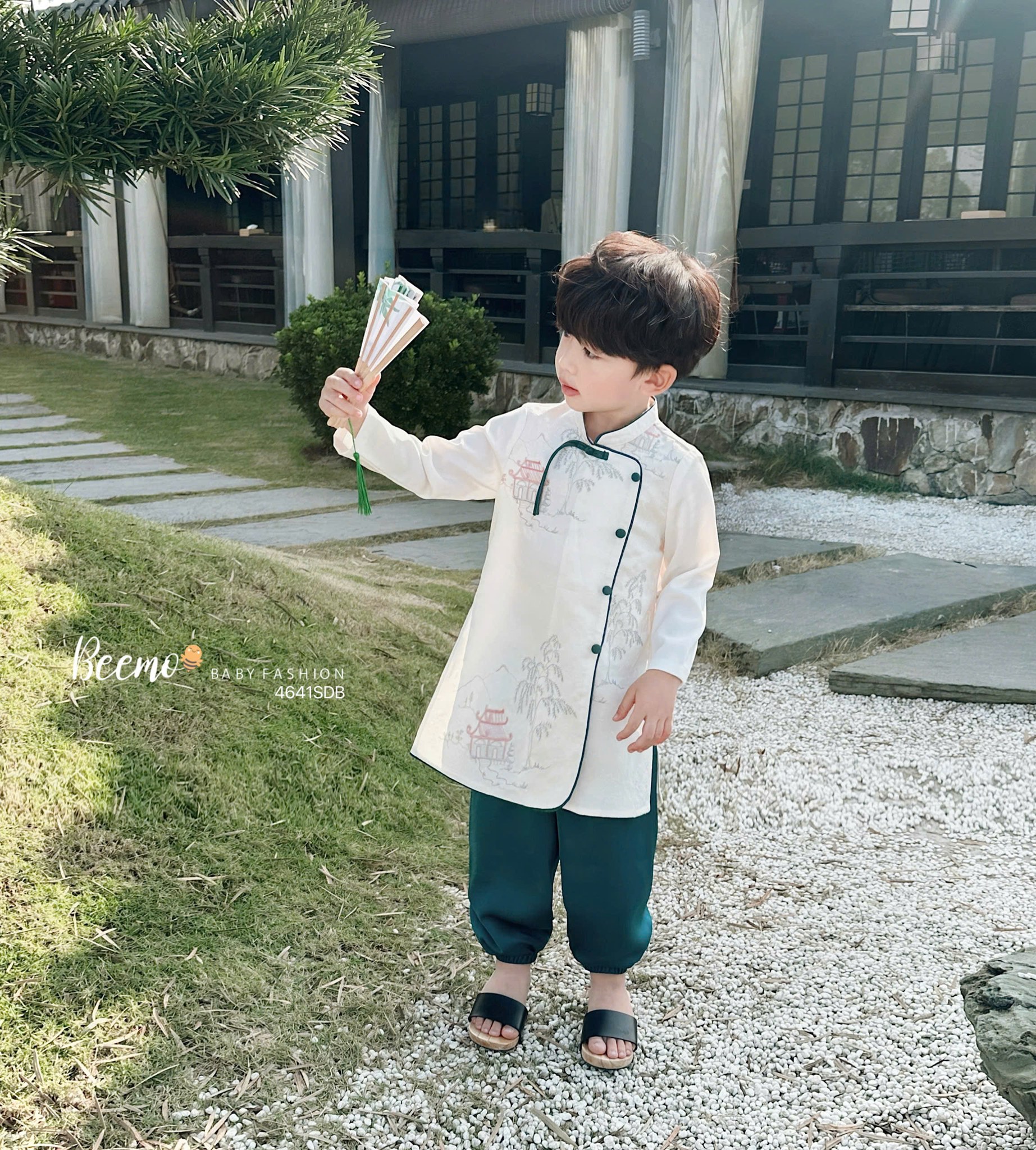 [🆕🇻🇳]  FanSon Studio – Kids House 🧑‍🧒❤️️👶⭐️ 𝐒𝐄𝐓 𝐀́𝐎 𝐃𝐀̀𝐈 𝐓𝐄̂́𝐓 𝐓𝐇𝐀𝐍𝐇 𝐓𝐑𝐔́𝐂
Thiết kế áo dài bé trai cổ trụ xẻ tà, phối khuy bọc tinh tế, hoạ tiết thêu truyền thống cùng quần lụa bo chun gấu siêu xi , shares-0✔️ , likes-0❤️️ , date-2024-12-16 17:36:33🇻🇳🇻🇳🇻🇳📰🆕