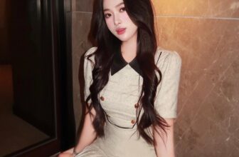 [🆕🇻🇳] MIAVU – Thiết kế & Thời trang 👕 Top1Fashion 👗  Amelie Dress  | 𝗡𝗘𝗪 𝗜𝗧𝗘𝗠
Amelie Dress chinh phục ánh nhìn với phần cổ vest đen nổi bật, chi tiết hàng nút vàng sang trọng và chân váy xếp ly nhẹ nhàng.
Ph , shares-38✔️ , likes-509❤️️ , date-2025-08-07 07:41:58🇻🇳🇻🇳🇻🇳📰🆕