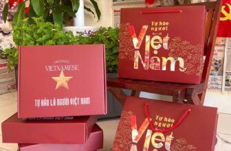 [🆕🇻🇳] In Hộp Giấy, Hộp Carton, Túi Giấy Giá Rẻ 🎨 Top1Designs ✨  PROUDLY VIETNAMESE – Tự hào là người VIỆT NAM
Set túi hộp phiên bản đặc biệt từ EPacking – thiết kế dựa trên cảm hứng từ “Lá cờ đỏ sao vàng” đong đầy niềm , shares-1✔️ , likes-2❤️️ , date-2025-08-22 23:14:39🇻🇳🇻🇳🇻🇳📰🆕
