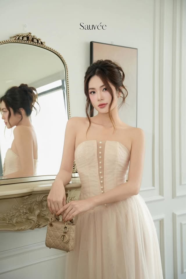 [🆕🇻🇳] Sauvée – In order to be irreplaceable one must always be different 👕 Top1Fashion 👗  𝐅𝐋𝐄𝐔𝐑𝐀 𝐂𝐎𝐋𝐋𝐄𝐂𝐓𝐈𝐎𝐍| 𝐘𝐮𝐤𝐢 𝐃𝐫𝐞𝐬𝐬This strapless tulle dress flows gracefully, embracing your silhouette with refined charm. Delicate buttons along the bodice , shares-0✔️ , likes-7❤️️ , date-2025-10-11 17:00:01🇻🇳🇻🇳🇻🇳📰🆕